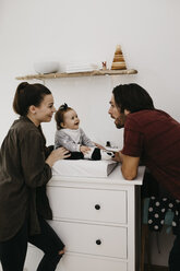 Familie mit kleinem Mädchen im Babyzimmer zu Hause - LHPF00475