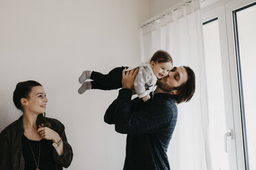 Glückliche Familie mit kleinem Mädchen zu Hause - LHPF00483