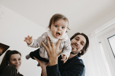 Glückliche Familie spielt mit dem kleinen Mädchen zu Hause - LHPF00486