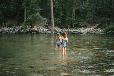 Rückansicht der im Fluss stehenden Schwestern im Kings Canyon National Park - CAVF61227