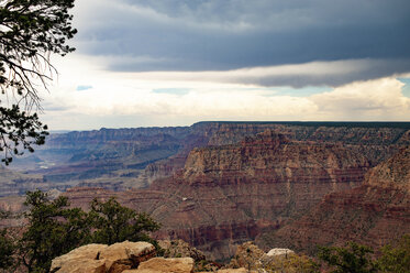 Ruhiger Blick auf Felsformationen in der Wüste bei bewölktem Himmel im Grand Canyon National Park - CAVF61229