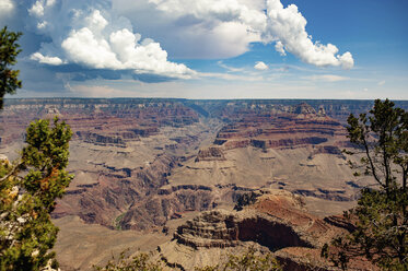 Aussicht auf Felsformationen in der Wüste bei bewölktem Himmel im Grand Canyon National Park - CAVF61230