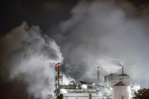 Rauch, der nachts aus der Fabrik austritt, lizenzfreies Stockfoto