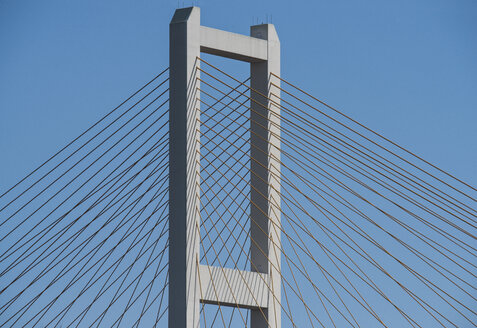 Niedriger Blickwinkel auf die John James Audubon-Brücke bei klarem blauem Himmel - CAVF61255
