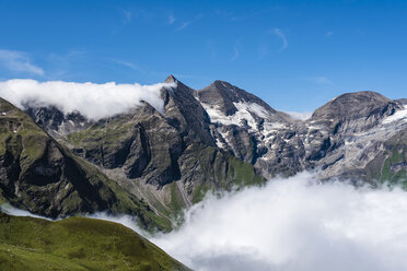 Aussicht auf den Großglockner gegen den blauen Himmel an einem sonnigen Tag - CAVF61355