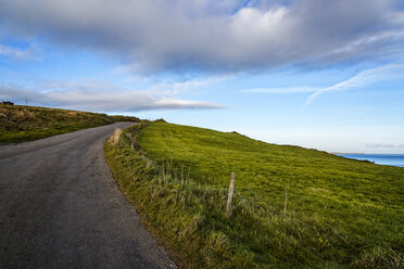 Blick auf den Wild Atlantic Way bei bewölktem Himmel - CAVF61360