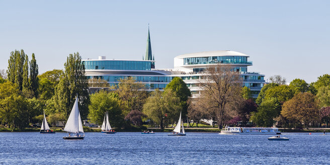 Deutschland, Hamburg, Luxushotel The Fontenay und Segelboote auf der Alster - WDF05133