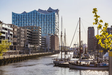 Deutschland, Hamburg, HafenCity, Elbphilharmonie, Sandtorhafen und moderne Wohnhäuser - WDF05139