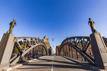 Deutschland, Hamburg, Brooksbrücke und Alte Speicherstadt - WDF05140