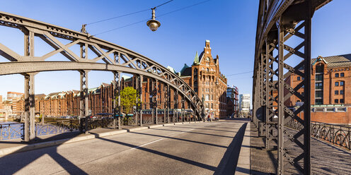 Deutschland, Hamburg, Brooksbrücke und Alte Speicherstadt - WDF05142