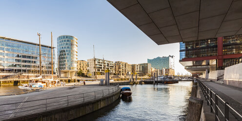 Deutschland, Hamburg, HafenCity, Sandtorhafen und moderne Wohnhäuser - WDF05143