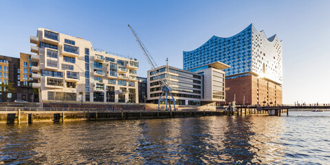 Deutschland, Hamburg, HafenCity, Elbphilharmonie, Sandtorhafen und moderne Wohnhäuser, lizenzfreies Stockfoto