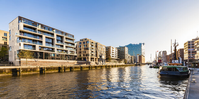Germany, Hamburg, HafenCity, Elbe Philharmonic Hall, Sandtorhafen and modern residential houses - WDF05147