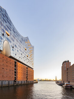 Deutschland, Hamburg, Elbphilharmonie und Sandtorhafen - WD05148