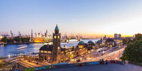 Deutschland, Hamburg, Hamburger Hafen und Landungsbrücken in der Abenddämmerung, lizenzfreies Stockfoto