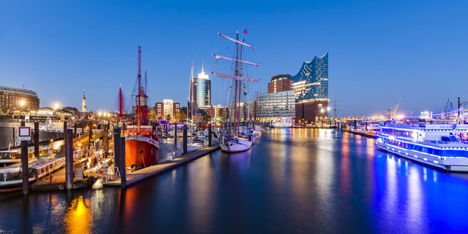 Deutschland, Hamburg, HafenCity, Elbphilharmonie und Hafen bei Nacht - WDF05152