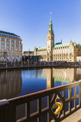 Deutschland, Hamburg, Blick von den Alsterarkaden zum Rathaus - WDF05153