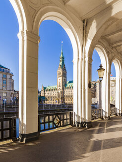 Deutschland, Hamburg, Alsterarkaden und Rathaus - WDF05154