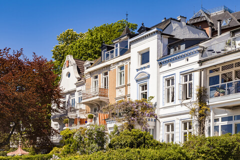 Deutschland, Hamburg, Oevelgoenne, Häuser am Elbufer, lizenzfreies Stockfoto