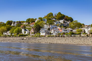 Deutschland, Hamburg, Blankenese, Wohnhäuser am Elbufer vom Wasser aus gesehen - WDF05168