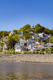 Deutschland, Hamburg, Blankenese, Wohnhäuser am Elbufer vom Wasser aus gesehen - WDF05169