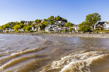 Deutschland, Hamburg, Blankenese, Wohnhäuser am Elbufer vom Wasser aus gesehen - WDF05170