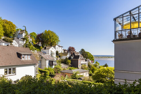 Deutschland, Hamburg, Blankenese, Wohnhäuser am Elbufer - WDF05174