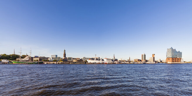 Deutschland, Hamburg, Stadtbild mit Elbphilharmonie vom Wasser aus gesehen - WDF05176