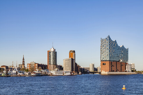 Deutschland, Hamburg, Stadtbild mit Elbphilharmonie vom Wasser aus gesehen - WDF05178