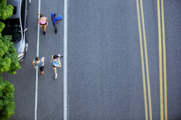 Hohe Winkel Ansicht der Sportler Freunde laufen auf der Straße - CAVF61508