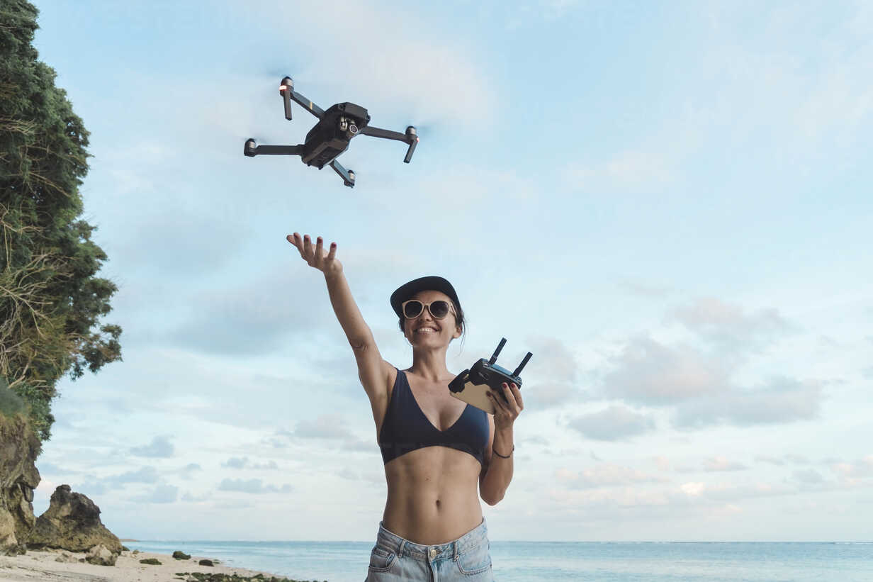 Indonesien Bali Nusa Dua Frau Fliegt Drohne Am Strand Lizenzfreies Stockfoto 