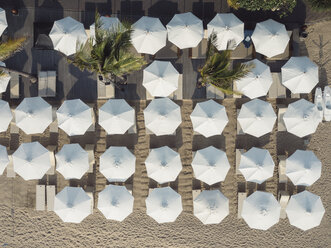 Hohe Winkel Ansicht der Sonnenschirme auf Sand am Strand bei sonnigem Tag angeordnet - CAVF61677