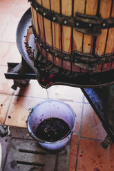Blick von oben auf die Abfüllung von Wein in Eimer aus Fässern in der Fabrik - CAVF61689