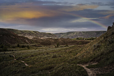 Landschaft gegen bewölkten Himmel bei Sonnenuntergang - CAVF61708