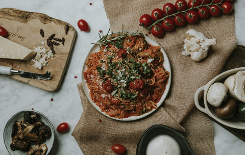 Draufsicht auf gekochte Spaghetti mit Zutaten auf dem Tisch, lizenzfreies Stockfoto