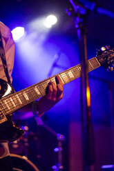 Abgeschnittene Hand eines männlichen Sängers, der in einem Nachtclub singt und Gitarre spielt - CAVF61740