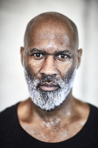 Porträt eines schwitzenden Mannes mit Glatze und grauem Bart, lizenzfreies Stockfoto