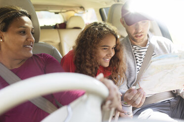 Familie mit Karte im Auto auf einer Autoreise - CAIF22791