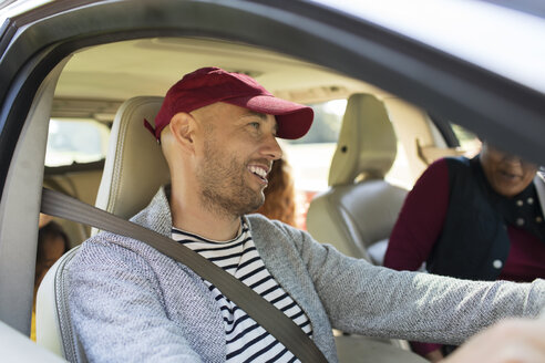 Lächelnder Mann am Steuer eines Autos - CAIF22795