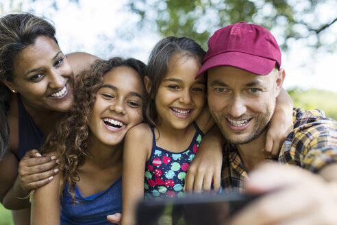 Glückliche Familie macht Selfie mit Fotohandy - CAIF22827