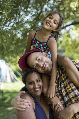 Porträt glückliche Familie im Hinterhof, lizenzfreies Stockfoto