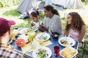 Familie genießt das Mittagessen am Campingtisch - CAIF22837