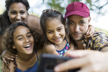 Glückliche Familie macht Selfie mit Fotohandy - CAIF22839