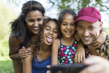 Verspielte Familie macht Selfie mit Fotohandy - CAIF22866