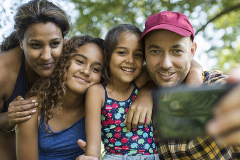 Glückliche Familie macht Selfie mit Fotohandy - CAIF22867