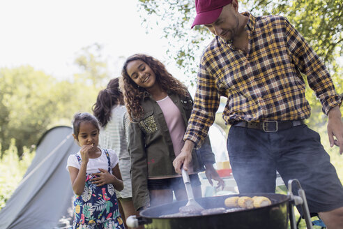 Familie beim Grillen auf dem Campingplatz - CAIF22868