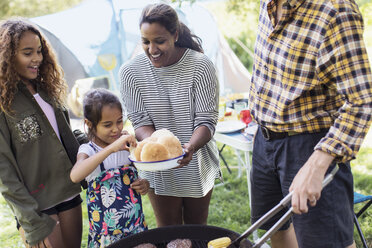 Familie grillt Hamburger auf dem Campingplatz - CAIF22869