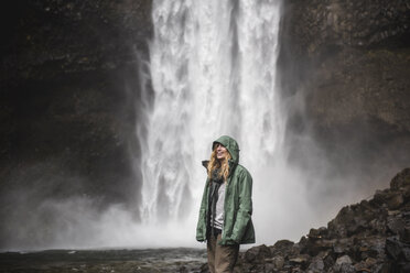 Lächelnde Wanderin in Regenjacke am Wasserfall, Whistler, British Columbia, Kanada - CAIF22871