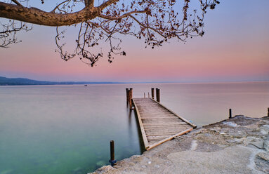 Italien, Punta san Vigilio, Gardasee, Steg bei Sonnenuntergang - MRF01930