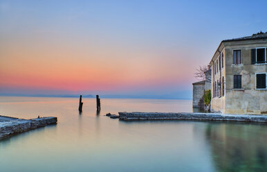 Italien, Punta san Vigilio, Gardasee bei Sonnenuntergang - MRF01931